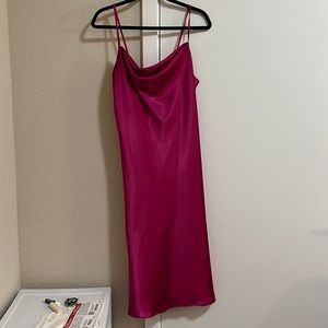 Fuchsia pink silky dress. Beautiful and perfect for guest of the wedding 💕